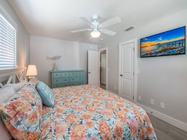 Four Bedroom Vacation Home Sleeps 10 Guests Close to Beach