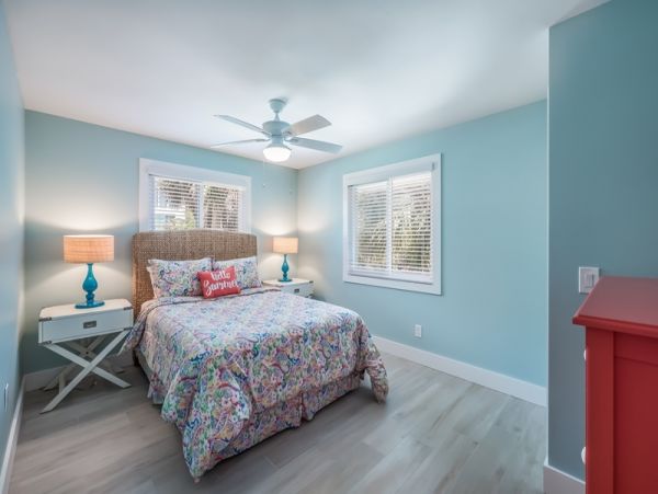 Four Bedroom Vacation Home Sleeps 10 Guests Close to Beach