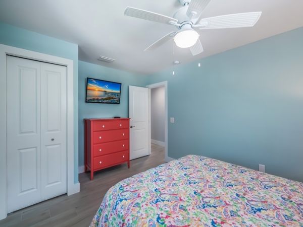 Four Bedroom Vacation Home Sleeps 10 Guests Close to Beach