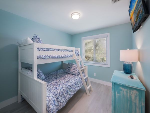 Four Bedroom Vacation Home Sleeps 10 Guests Close to Beach