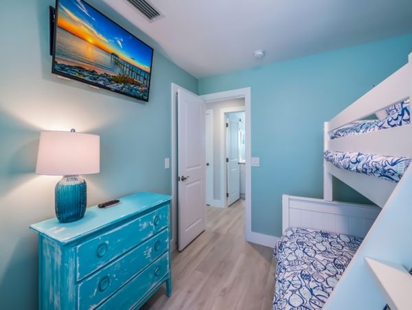 Four Bedroom Vacation Home Sleeps 10 Guests Close to Beach