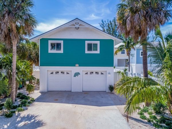 Four Bedroom Vacation Home Sleeps 10 Guests Close to Beach