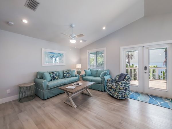 Four Bedroom Vacation Home Sleeps 10 Guests Close to Beach