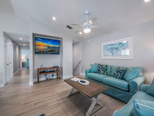 Four Bedroom Vacation Home Sleeps 10 Guests Close to Beach
