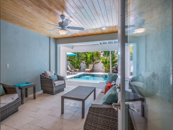 Four Bedroom Vacation Home Sleeps 10 Guests Close to Beach