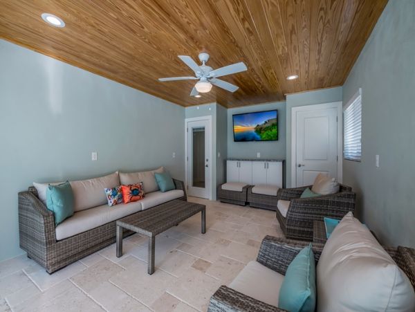 Four Bedroom Vacation Home Sleeps 10 Guests Close to Beach