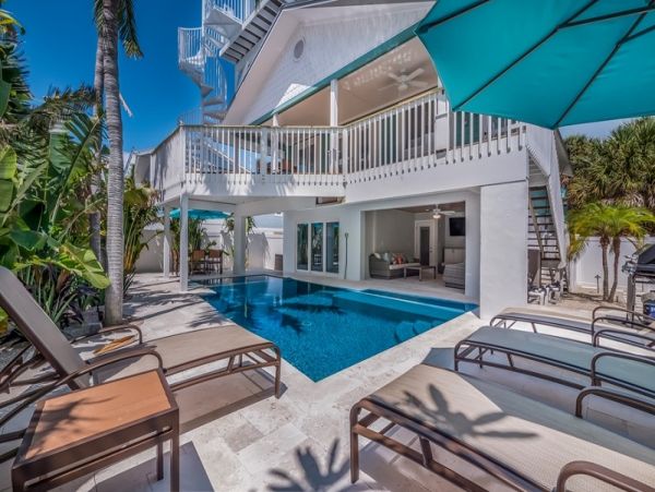 Four Bedroom Vacation Home Sleeps 10 Guests Close to Beach