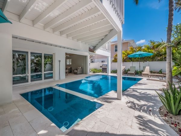 Four Bedroom Vacation Home Sleeps 10 Guests Close to Beach