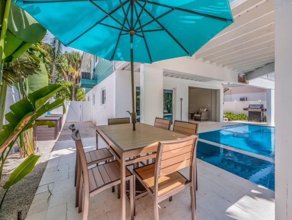Four Bedroom Vacation Home Sleeps 10 Guests Close to Beach