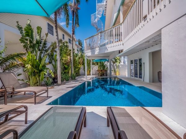 Four Bedroom Vacation Home Sleeps 10 Guests Close to Beach