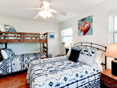 Guest bedroom: Queen and bunk bed