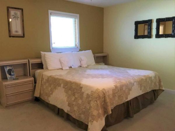 Three Bedroom Condo in Siesta Key Short Walk to the Beach