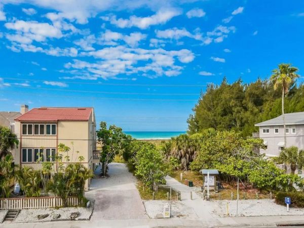 Three Bedroom Condo in Siesta Key Short Walk to the Beach