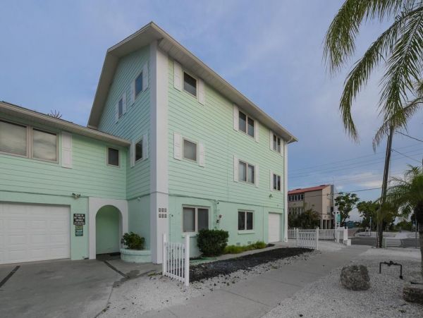 Three Bedroom Condo in Siesta Key Short Walk to the Beach