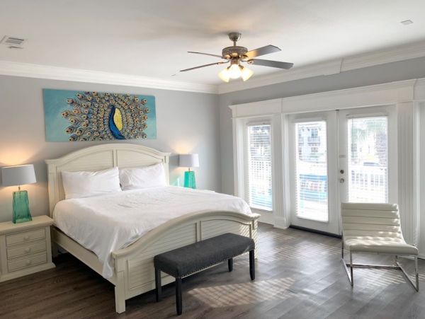 Luxury Destin Estate 100 yards to Beach Main Carriage House