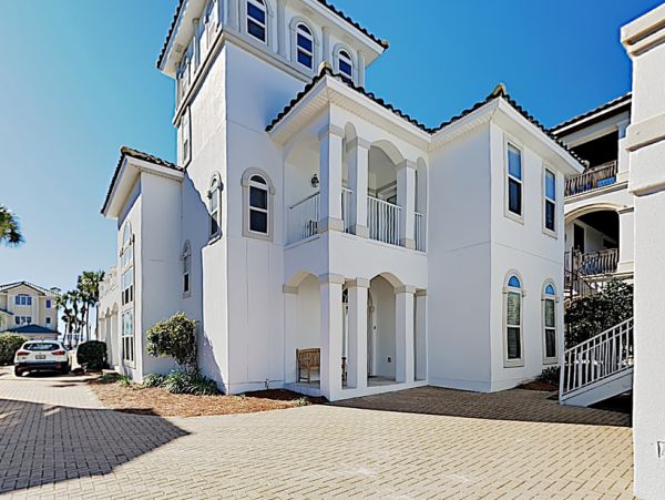 Luxury Destin Estate 100 yards to Beach Main Carriage House