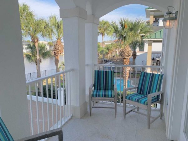 Luxury Destin Estate 100 yards to Beach Main Carriage House