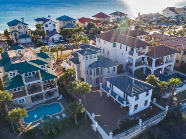 Luxury Destin Estate 100 yards to Beach Main Carriage House