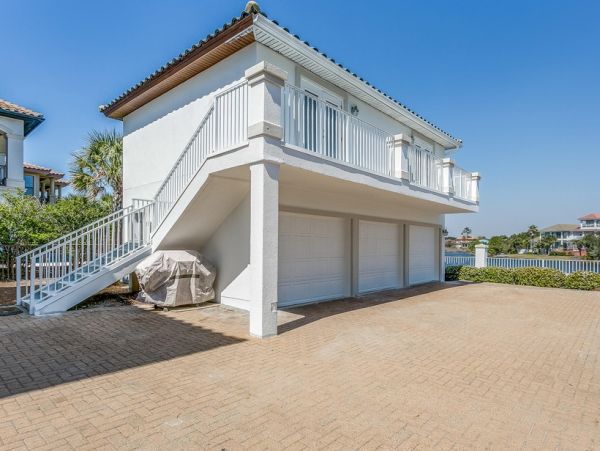 Luxury Destin Estate 100 yards to Beach Main Carriage House