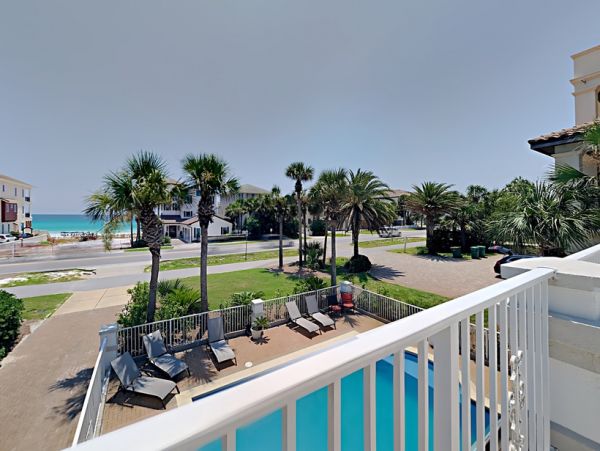 Luxury Destin Estate 100 yards to Beach Main Carriage House