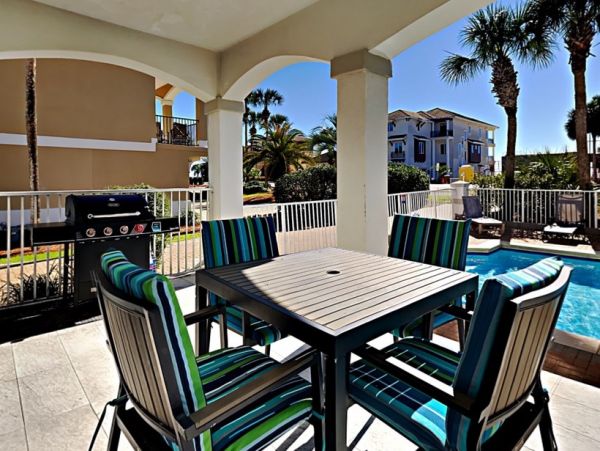 Luxury Destin Estate 100 yards to Beach Main Carriage House