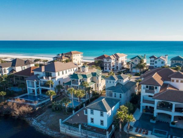 Luxury Destin Estate 100 yards to Beach Main Carriage House