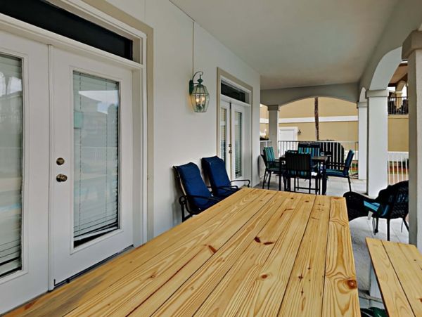Luxury Destin Estate 100 yards to Beach Main Carriage House