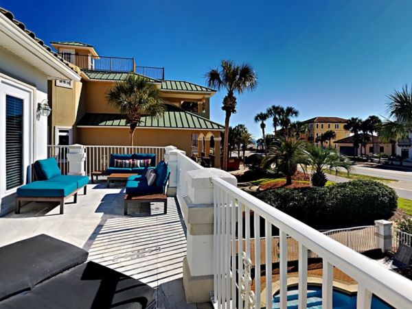 Luxury Destin Estate 100 yards to Beach Main Carriage House