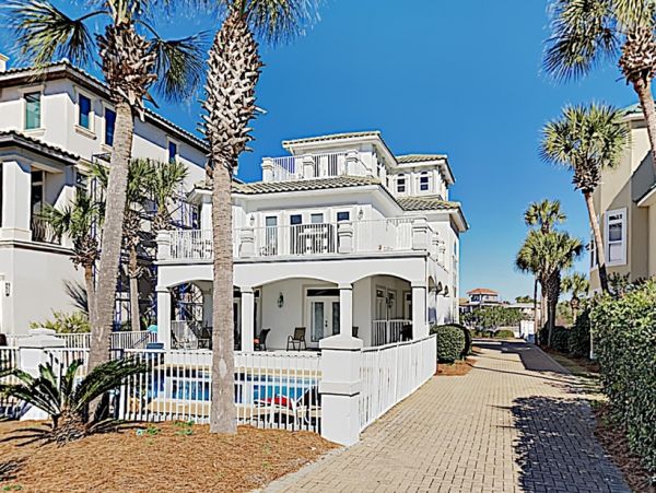 Luxury Destin Estate 100 yards to Beach Main Carriage House