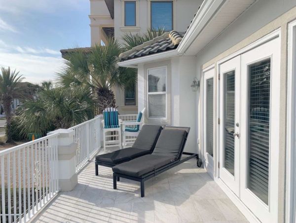 Luxury Destin Estate 100 yards to Beach Main Carriage House