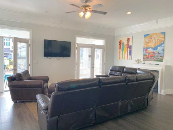 Luxury Destin Estate 100 yards to Beach Main Carriage House