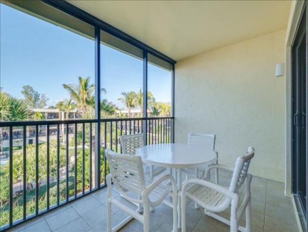 Beach Condo with Two Bedrooms and Sleeps 6 Guests