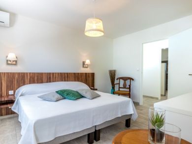  Bedroom with Twin Beds Made up as a King