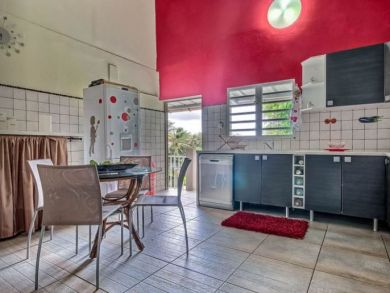 Kitchen & Breakfast Area