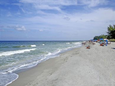 Three Bedroom Vacation Home Sleeps 8 Short Walk to Beach