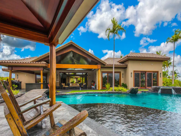 Luxury Six Bedroom Vacation Villa Sleeps 14 Guests with Pool