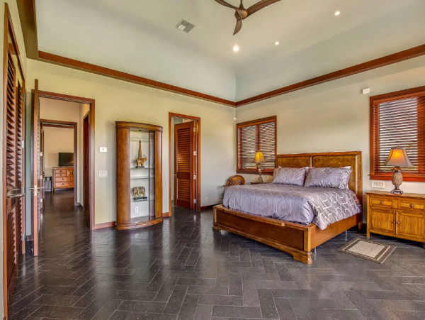 Luxury Six Bedroom Vacation Villa Sleeps 14 Guests with Pool