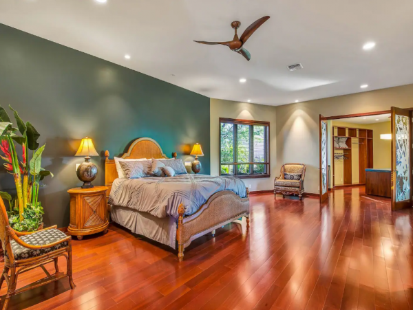 Luxury Six Bedroom Vacation Villa Sleeps 14 Guests with Pool