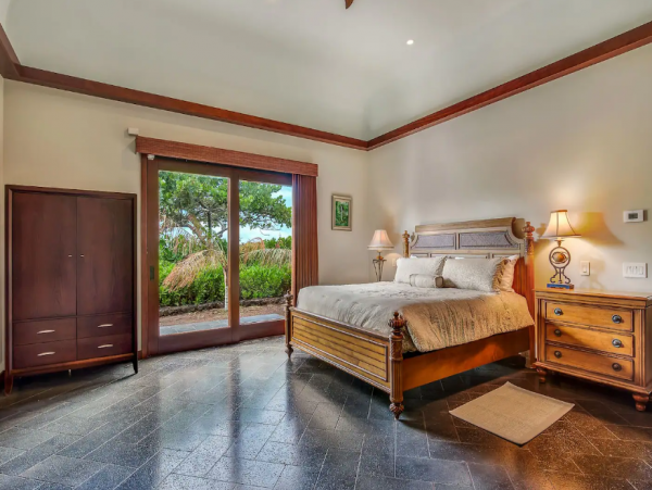 Luxury Six Bedroom Vacation Villa Sleeps 14 Guests with Pool