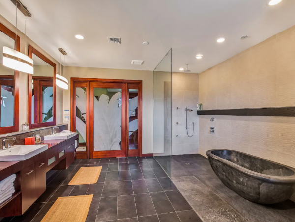 Luxury Six Bedroom Vacation Villa Sleeps 14 Guests with Pool