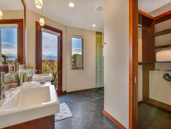 Luxury Six Bedroom Vacation Villa Sleeps 14 Guests with Pool