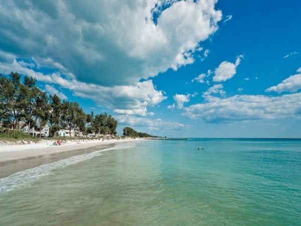 Anna Maria Island Two Bedroom Condo Sleeps 8 Walk to Beach