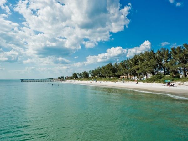 Anna Maria Island Two Bedroom Condo Sleeps 8 Walk to Beach