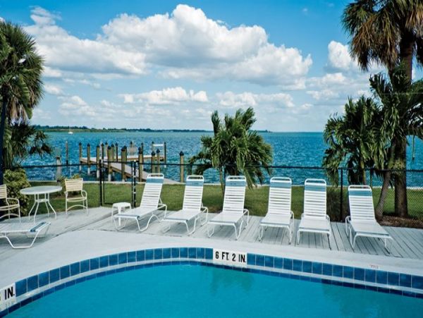 Anna Maria Island Two Bedroom Condo Sleeps 8 Walk to Beach