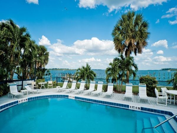 Anna Maria Island Two Bedroom Condo Sleeps 8 Walk to Beach