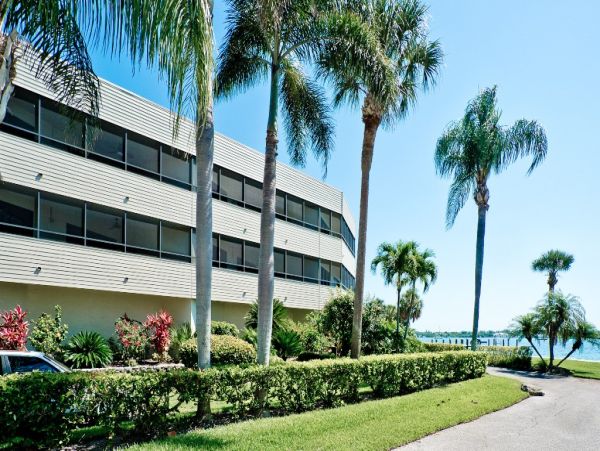 Anna Maria Island Two Bedroom Condo Sleeps 8 Walk to Beach