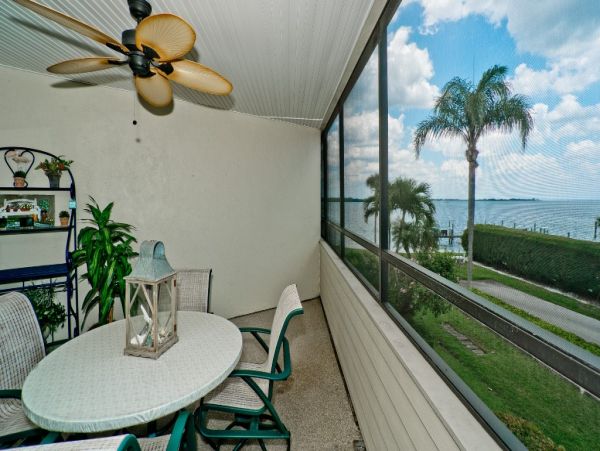 Anna Maria Island Two Bedroom Condo Sleeps 8 Walk to Beach