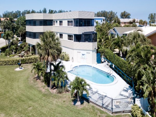 Anna Maria Island Two Bedroom Condo Sleeps 8 Walk to Beach
