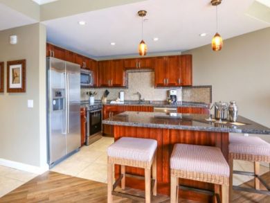 Kitchen with Breakfast Counter