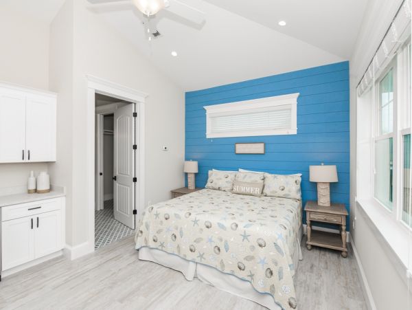Four Bedroom Plus Den Vacation Rental Home with Private Pool